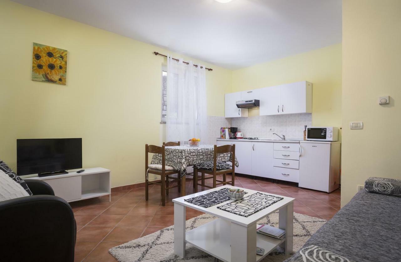Apartments Ella Rovinj Exterior photo